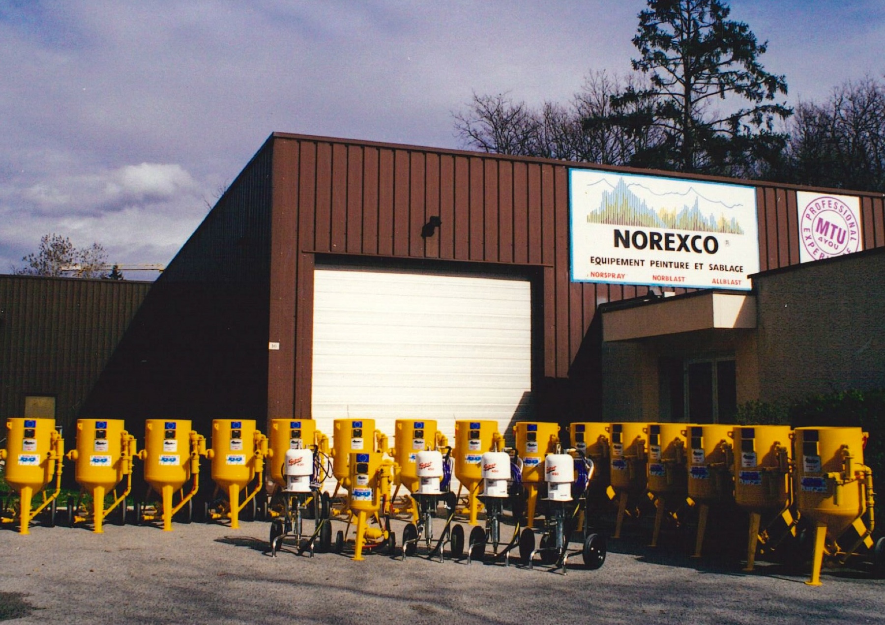 Photo historique de l’atelier NOREXCO avec machines jaunes