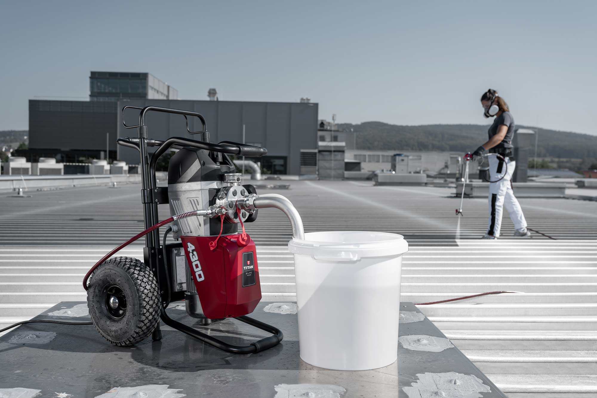 Pulvérisateur airless TITAN Elite 4300 en application d’étanchéité sur une toiture